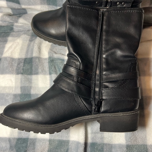 Fergalicious size 11 black boots - Picture 4 of 6